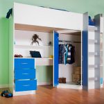 Lit mezzanine blanc et bleu avec armoire de coin et espace de travail