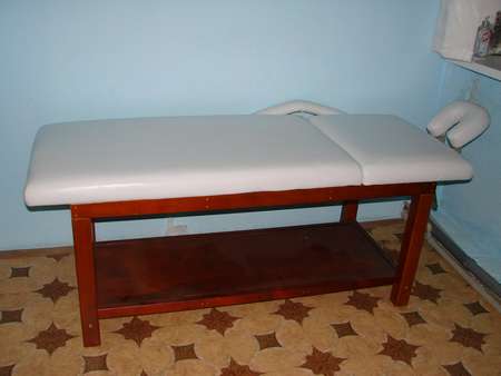 Table blanche avec cadre en bois
