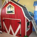 Lit mezzanine pour enfants en forme de maison avec un espace de jeu en bas
