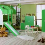 Chambre verte pour enfants avec un cottage
