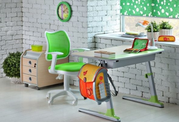 Chaise d'ordinateur verte pour un enfant