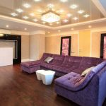 Canapé violet dans le salon dans le style du minimalisme