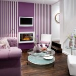Canapé violet dans un petit salon