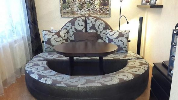 Canapé-lit rond sans cadre pour un arrangement pratique des invités