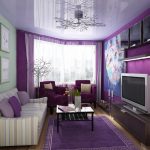 Canapé à rayures et chaises longues violettes en vert et violet