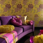 La combinaison d'un canapé violet et d'un papier peint jaune