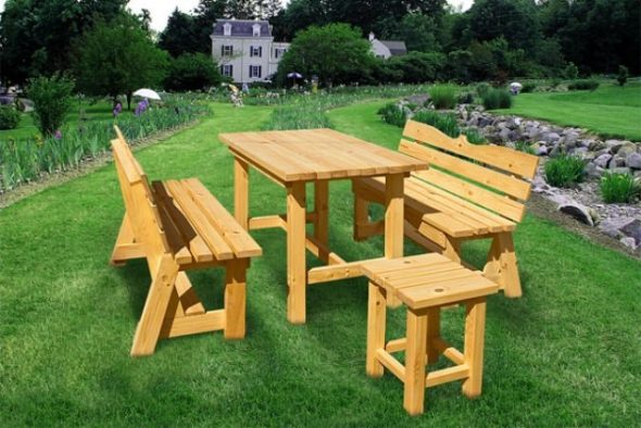 Table et chaises sur une pelouse verte