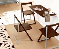 Des chaises pliantes et une table pliante pour une petite cuisine