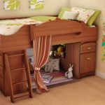 Chambre d'enfant confortable avec un lit mezzanine en bois
