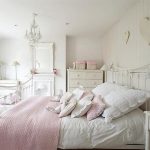 Chambre rose blanche dans le style provençal