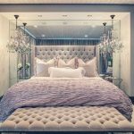 Un grand lit moelleux à l'intérieur d'une belle et lumineuse chambre