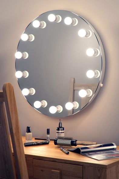 Un grand nombre de lampes autour du miroir