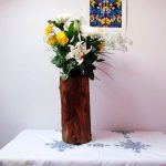 Vase en bois avec des fleurs