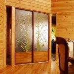 Armoire en bois avec portes vitrail