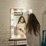 Chambre de style loft avec miroir de maquillage