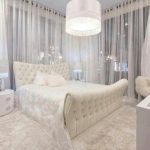 Belle chambre blanche avec un lit moelleux