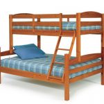 Un lit de deux étages de différentes largeurs