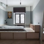 Le lit dans la chambre dans le style du minimalisme
