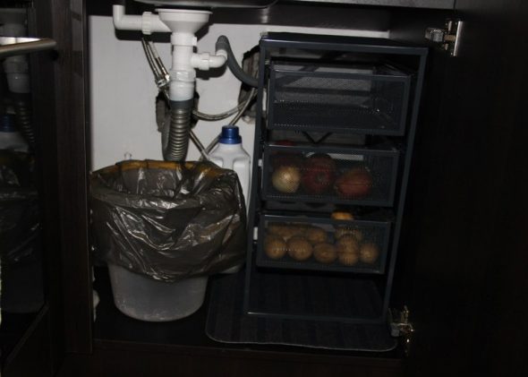 Place pour stocker les légumes dans un rack sous l'évier