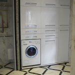 Grand placard dans la niche avec une machine à laver