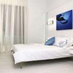 Simplicité et confort dans la chambre dans un style moderne