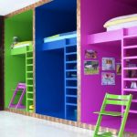 Séparer les lits et les espaces de jeu avec de la couleur
