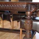 Table en bois avec pieds sculptés