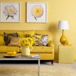 Canapé jaune vif contre les murs de couleur sable