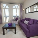 Canapé violet et chaise rayée