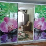 Grand placard plein mur avec orchidées