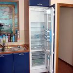 Réfrigérateur normal dans le placard