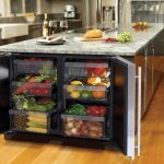 Réfrigérateur intégré pour les fruits et légumes dans la cuisine de l'île