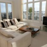 Canapé beige pour un salon spacieux avec une terrasse ouverte