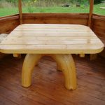 La table en bois est un attribut essentiel de la tonnelle