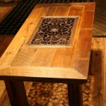 Table en bois avec calandre forgée au milieu