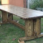 Longue table en bois spacieuse