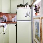 Si le réfrigérateur n'est pas intégré à l'appareil et ne s'adapte pas à l'intérieur de la cuisine, vous pouvez le coller et les façades de meubles du même ton