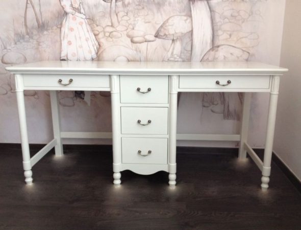 Belle table blanche avec une armoire