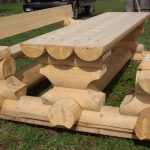 Belle table solide et des bancs de bois