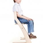Le modèle prévoit l'emplacement correct du corps dans la chaise.