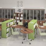 Mobilier de bureau avec étagères et tables mobiles