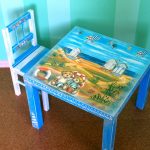 Table pour enfant peinte avec plateau à découper