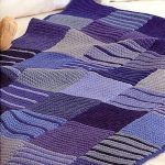 La couverture dans les couleurs bleu-violet pour le canapé