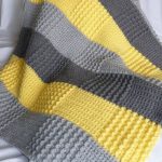 Couverture tricotée à rayures avec leurs propres mains