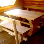 Un exemple de table rectangulaire en bois naturel
