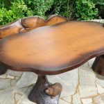 Table en bois sculpté à la main