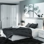 Chambre en noir et blanc avec une armoire d'angle.
