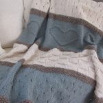 Couvre-lit tricoté avec des coeurs