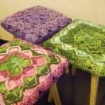 Capes tricotées sur des tabourets