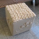 Pouf tricoté en forme de cube